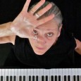 LILIANA FELIPE Teatro La Cochera festeja sus 30 años con un recital a cargo de la irreverente y ácida compositora y pianista cordobesa.