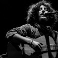 Un concierto acústico que nos invita a introducirse en el mundo sonoro, lúdico e intimista del artista.