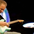 SCOTT HENDERSON TRÍO Un show vibrante con uno de los más grandes guitarristas de jazz fusión y blues del mundo.