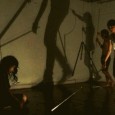 La artista chilena de Noise y perfomance presenta su lutería ruidista y grabaciones "No hay lugar".