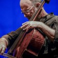 JAQUES MORELENBAUM Uno de los chelistas más destacados del mundo, brindará un concierto con su más reciente formación: Cello Samba Trío.