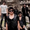 Martín Bonetto ofrece un recorrido fotográfico por la historia de la banda, arriba y abajo del escenario.