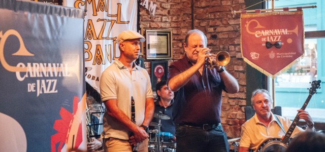 El espíritu del carnaval de Nueva Orleans y sus vivencias a orillas del Mississippi se traslada a la geografía del Suquía y la Cañada.