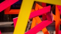Donde la línea, el color y la repetición transforman el espacio en una experiencia perceptiva y sensorial.