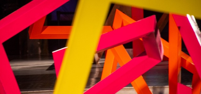 Donde la línea, el color y la repetición transforman el espacio en una experiencia perceptiva y sensorial.