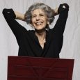 Un majestuoso monólogo emerge como un símbolo de la feminidad y la libertad.